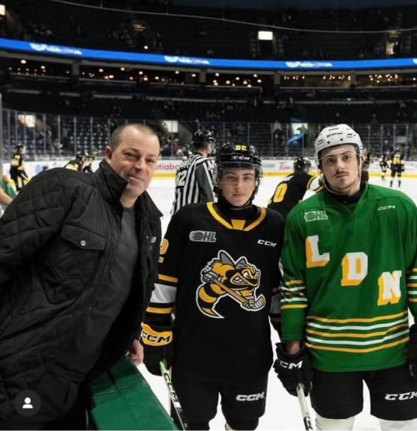 SNKenReid's tweet photo. So proud of these guys. My buddy Jon Sim rinkside with his sons Lane, middle, and Landon before the @SarniaStingJr and @LondonKnights faced off last night. Sim vs Sim for the first time in the @OHLHockey #PictouCountysFirstFamily https://t.co/rh6EHDLs7l