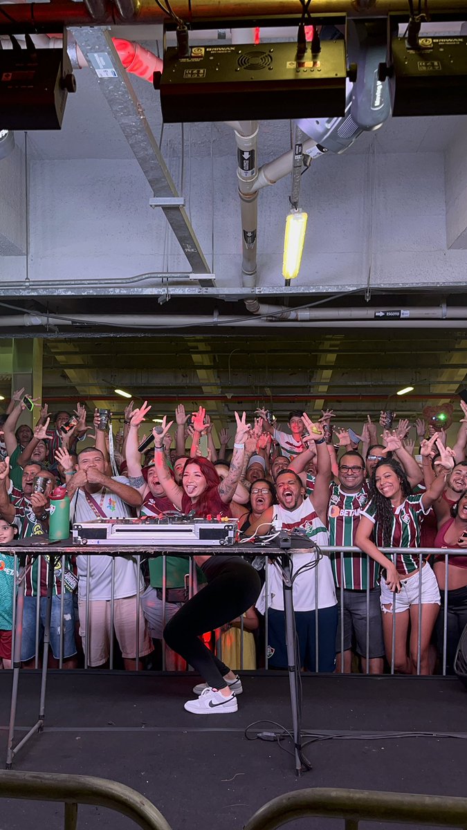 FluminenseFC's tweet photo. Baile no setor Sul com a @djnathoficial! https://t.co/Pcc0BLdFOK
