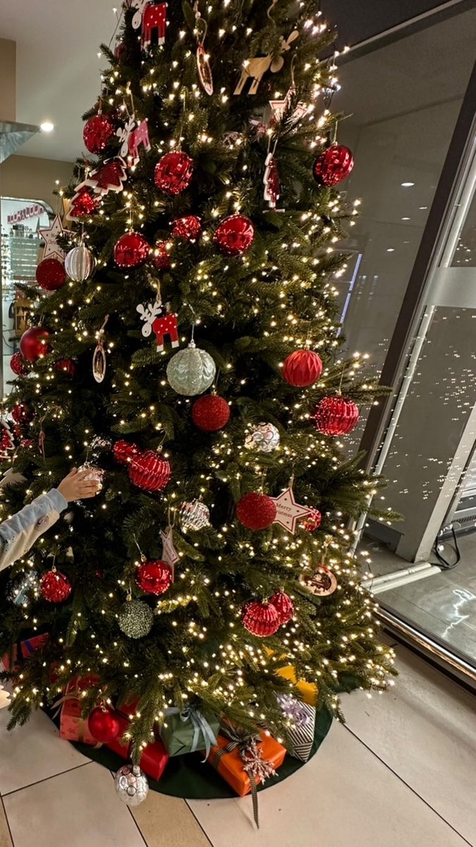 bluetifulmee's tweet photo. 트리에 달려있는 거 하나씩 다 만져봐야 하는 🎄 https://t.co/XkPocB42L5