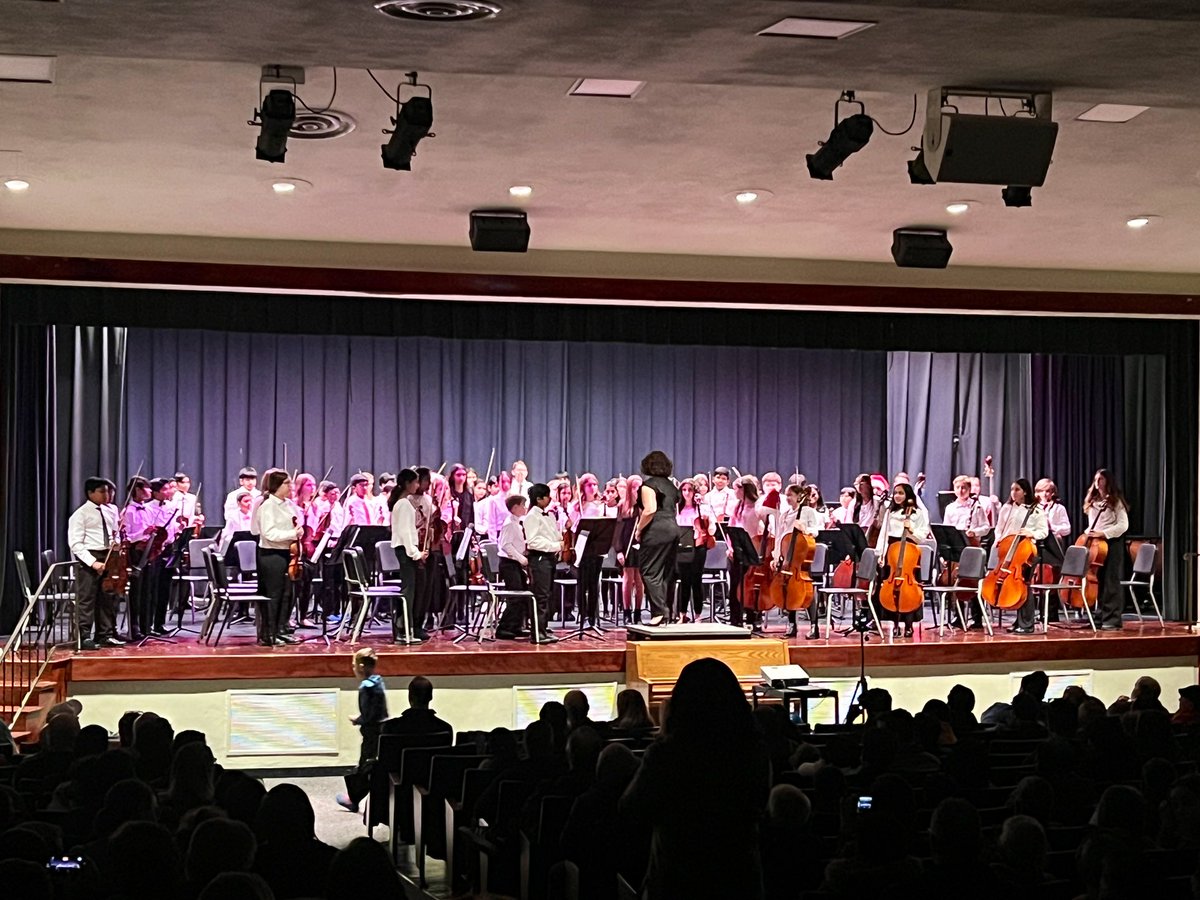 SFMSLions's tweet photo. Our auditorium was filled with the sounds of the season by the talented student musicians in our 6th, 7th, &amp; 8th Grade Orchestra under the direction of Mrs. Jeanne Tupper! Congratulations on an incredible holiday concert! 🎶💚🎻🦁 #SFMSLionPride https://t.co/4ROVMbUccl