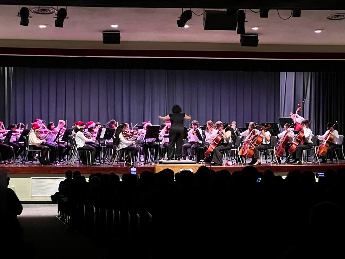 SFMSLions's tweet photo. Our auditorium was filled with the sounds of the season by the talented student musicians in our 6th, 7th, &amp; 8th Grade Orchestra under the direction of Mrs. Jeanne Tupper! Congratulations on an incredible holiday concert! 🎶💚🎻🦁 #SFMSLionPride https://t.co/4ROVMbUccl