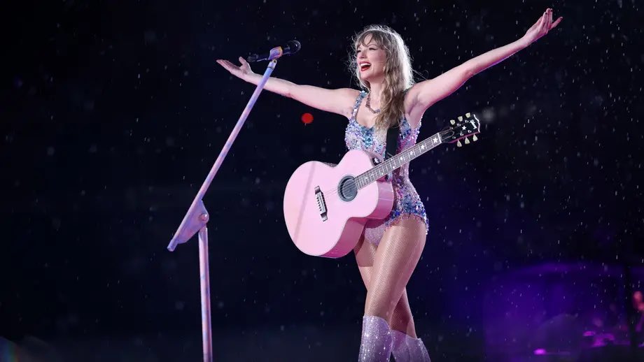 Complex's tweet photo. Taylor Swift on why there’s no use in trying to “defeat” enemies: 

“Trash takes itself out.” https://t.co/yPhh24In4p