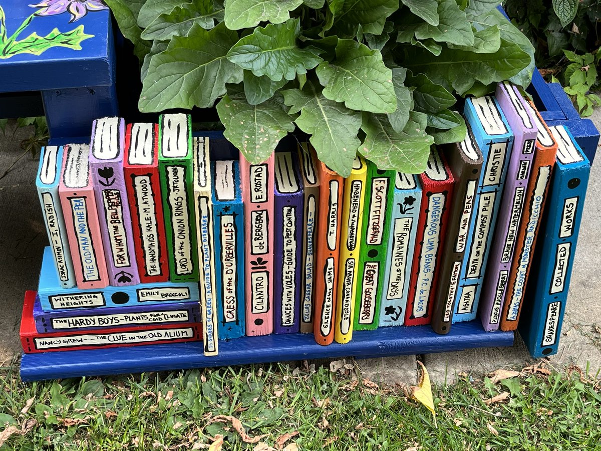 floreterna123's tweet photo. #ArtAdventCalendar late to the game this year… posting this little secret garden library flowerbox/bench… ‘tis available… all reclaimed material even scavenged the paint… #nonconsumerart #yardart #plantpuns #bibliophile https://t.co/SF4Oko6mAN