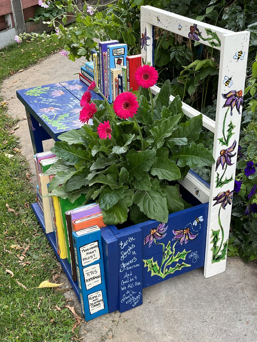 floreterna123's tweet photo. #ArtAdventCalendar late to the game this year… posting this little secret garden library flowerbox/bench… ‘tis available… all reclaimed material even scavenged the paint… #nonconsumerart #yardart #plantpuns #bibliophile https://t.co/SF4Oko6mAN