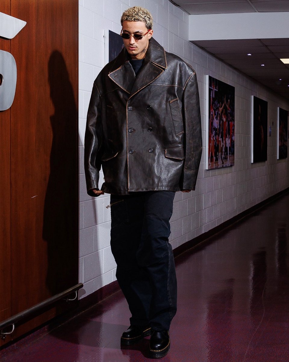 Protrending's tweet photo. #KyleKuzma brought out the big leather jacket by #HedMayner tonight ahead of #Wizards vs. #Sixers game, parring it with #LouisVuitton, and #DrMarten boots. #protrending #stylelikeapro
(📸 @kennygiarla ;🎨 @everybodys.favorite.nobody) https://t.co/yEJGMCiq4n
