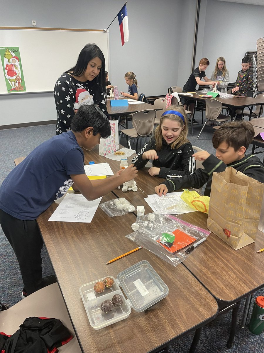 SStokes2015's tweet photo. FPSE Student Council completed a Snowman Stem Challenge during  our meeting this morning. It was so much fun watching the representatives work together and build their marshmallow snowman. @ShaferTweets https://t.co/vIXKXutLg2