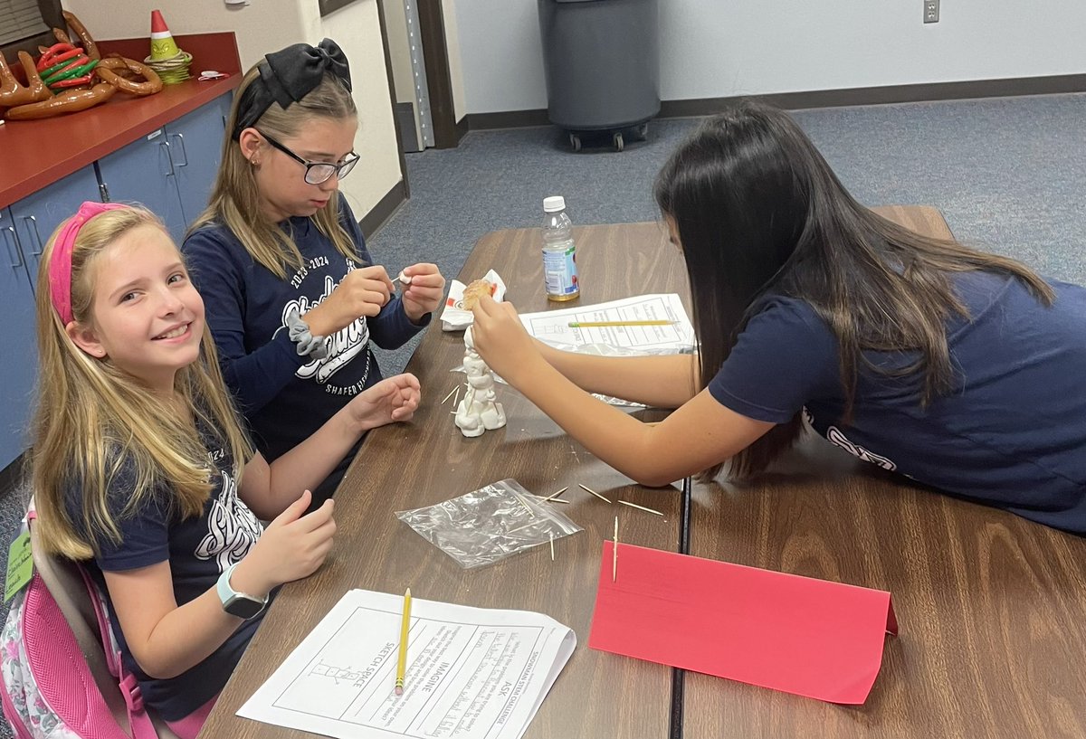SStokes2015's tweet photo. FPSE Student Council completed a Snowman Stem Challenge during  our meeting this morning. It was so much fun watching the representatives work together and build their marshmallow snowman. @ShaferTweets https://t.co/vIXKXutLg2