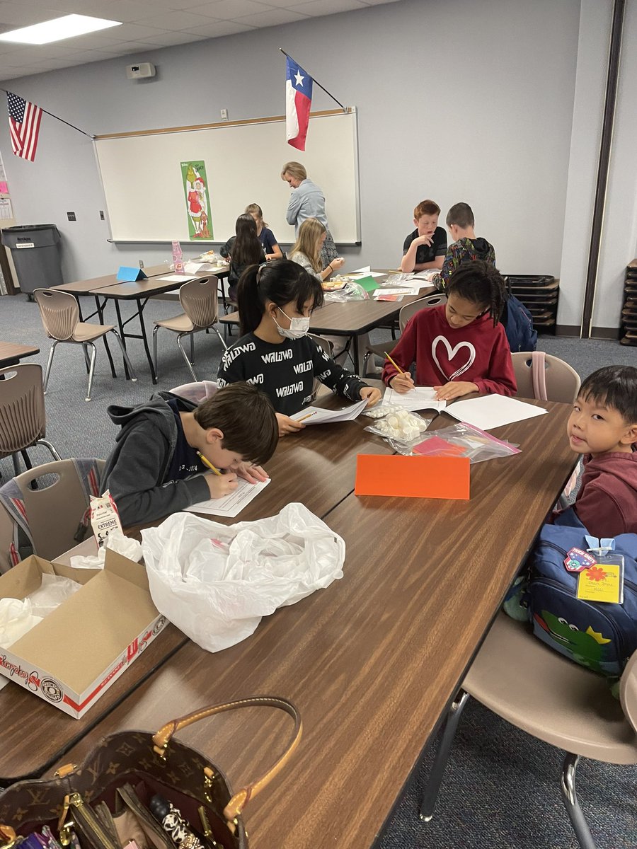 SStokes2015's tweet photo. FPSE Student Council completed a Snowman Stem Challenge during  our meeting this morning. It was so much fun watching the representatives work together and build their marshmallow snowman. @ShaferTweets https://t.co/Sg7WbXlzqX
