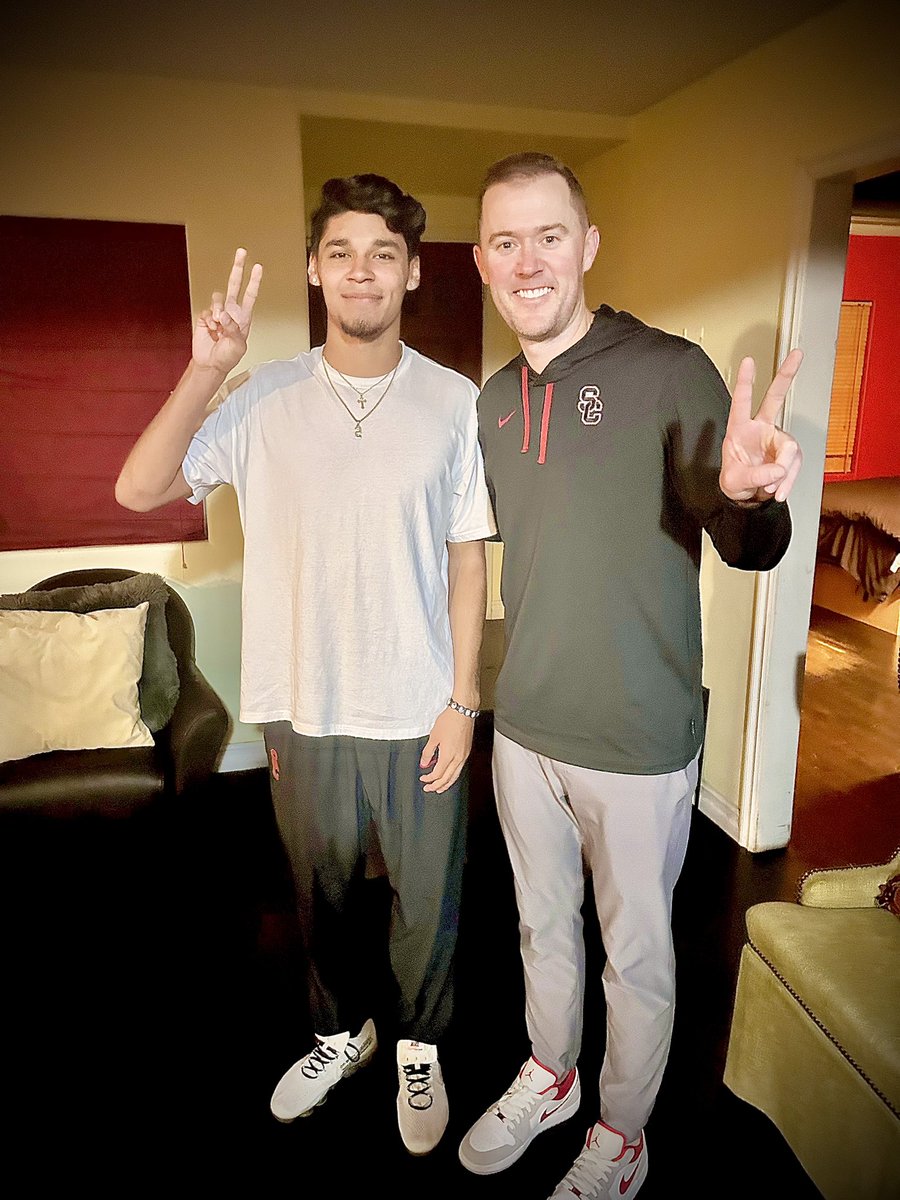 Thank you @LincolnRiley for the great in home visit! #FightOn #USC 🟡🔴 @uscfb