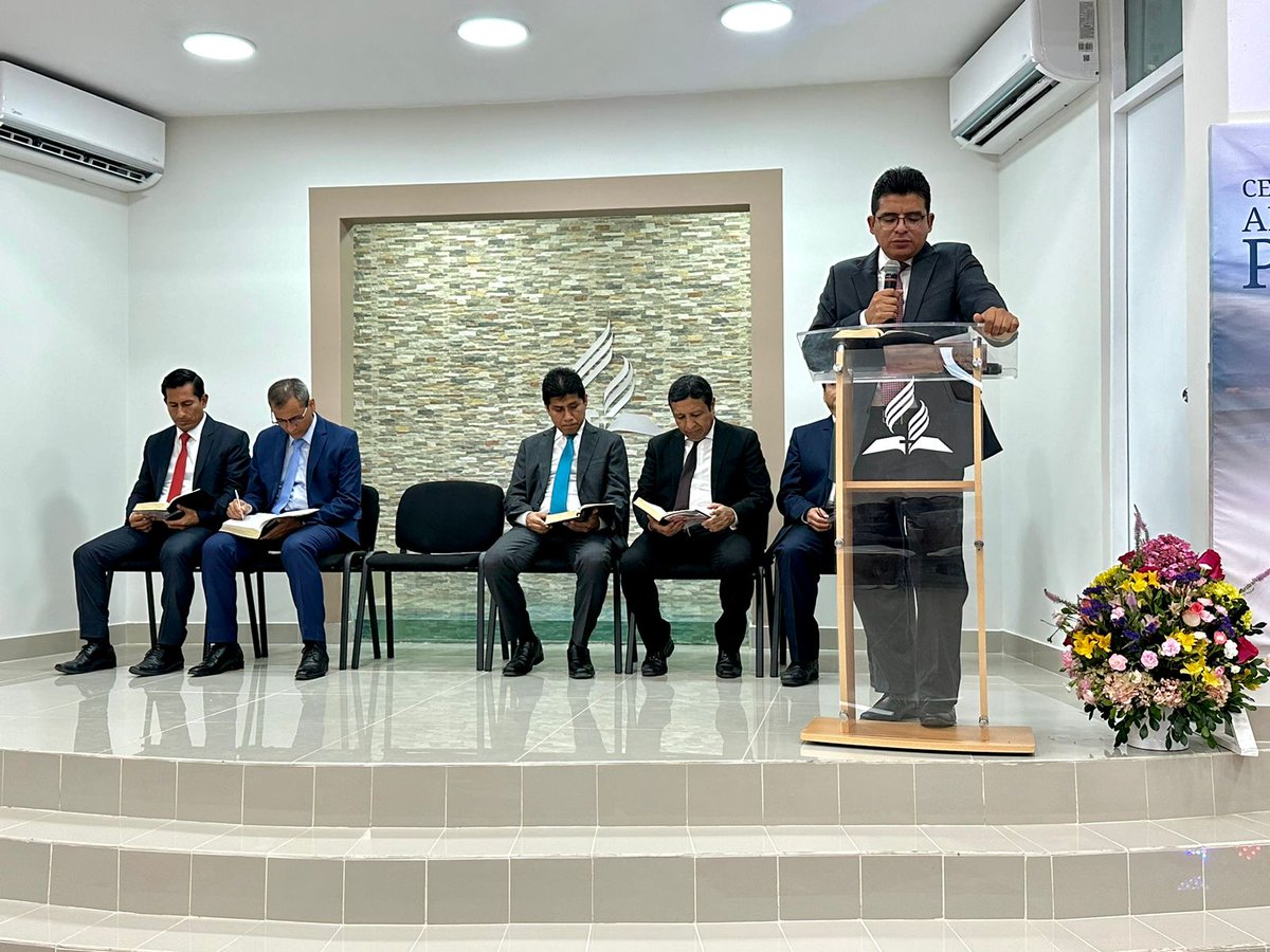 AdventistasMPN's tweet photo. ❤️‍🔥@PrMontalvan, presidente de la UPN 🇵🇪 presenta el mensaje para los aspirantes a la ordenación ministerio pastoral 🙏🏼
🗨"Somos llamados por gracia
Las obras son solo el resultado de Dios"

#Ordenación #LlamadoDeDios https://t.co/K4aOMW5kun