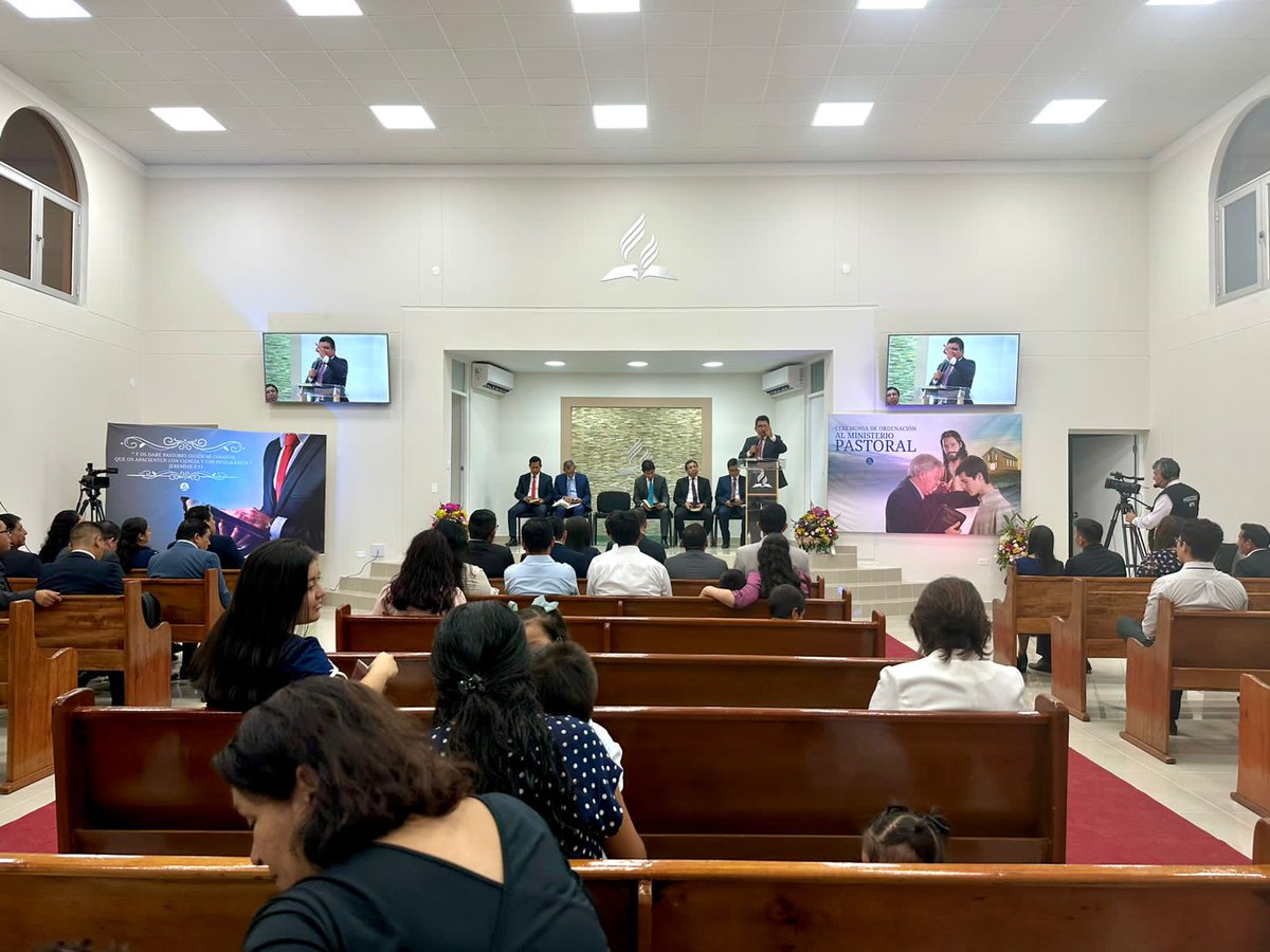 AdventistasMPN's tweet photo. ❤️‍🔥@PrMontalvan, presidente de la UPN 🇵🇪 presenta el mensaje para los aspirantes a la ordenación ministerio pastoral 🙏🏼
🗨"Somos llamados por gracia
Las obras son solo el resultado de Dios"

#Ordenación #LlamadoDeDios https://t.co/K4aOMW5kun