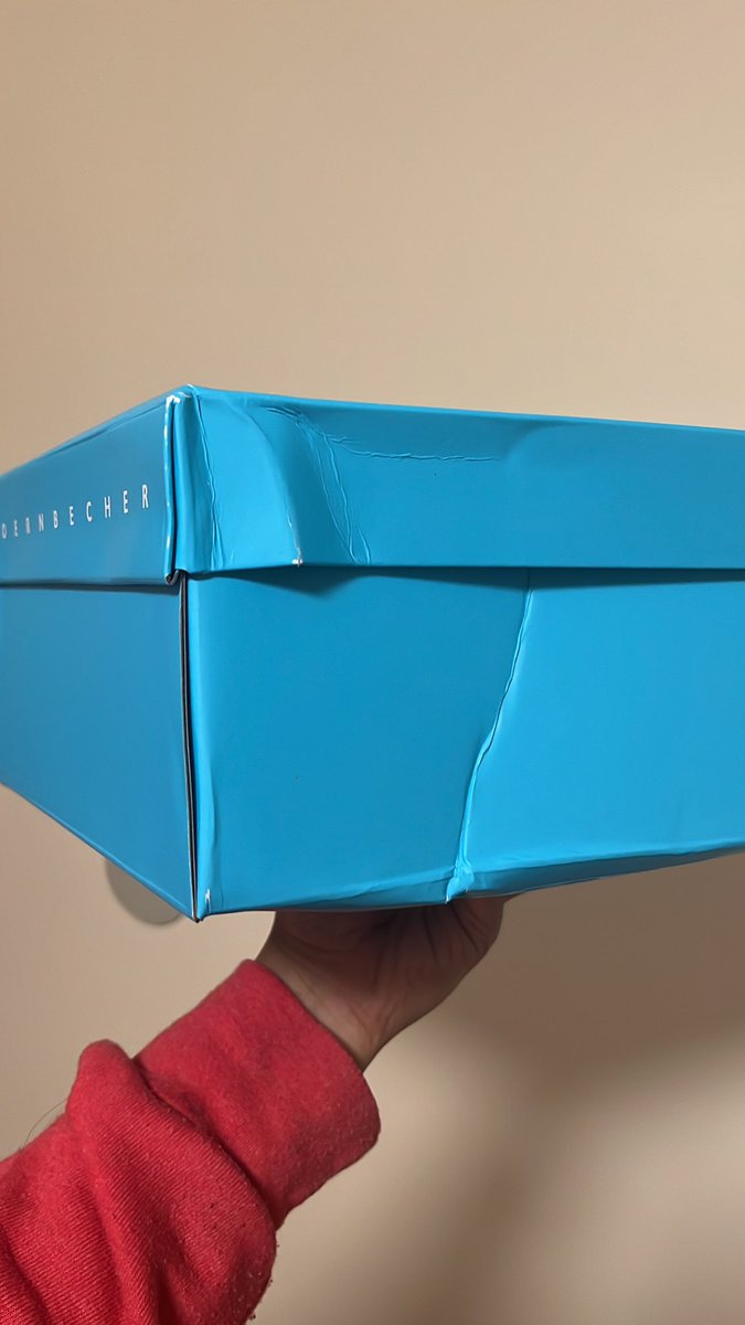 maj_312's tweet photo. @Nike @nikestore I feel targeted that this is my 3rd pair of Air Max 1s that have come to me in a damaged box, when the box it was delivered in has not ONE scratch on it. Make it make sense. Hailey deserves better 💗 #Doernbecher #Nike https://t.co/NXWu9sDjiz