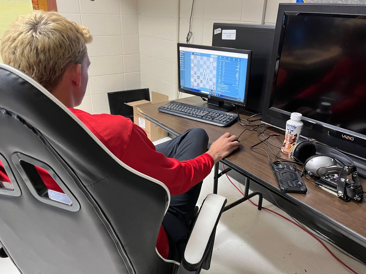 Congratulations to Ethan McBee for winning the Oklahoma Esports League (OESL) Chess.com State Title. He won the finals 4 games to 1 against a player from Jenks High School. We look forward to the spring season next! 
📸 and post: Nathan Stinson