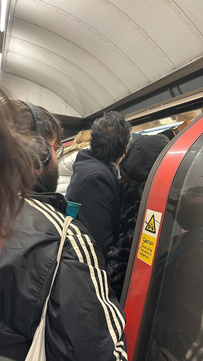 CharleneWango's tweet photo. This was the northern line at 12am???
In @Sarah_Chinny words, this some crackhead sh*t x https://t.co/wT0HVLs87n