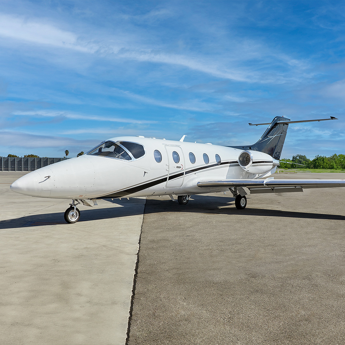 FlySilverAir's tweet photo. We’re excited to announce that this Hawker 400XP has joined the Silver Air Fleet!  Elegance meets versatility in this sleek light jet, offering a range of approximately 1,400 nautical miles for convenient regional travel.
#FlySilverAir #PrivateJet #Hawker400XP https://t.co/aCntin2oLe