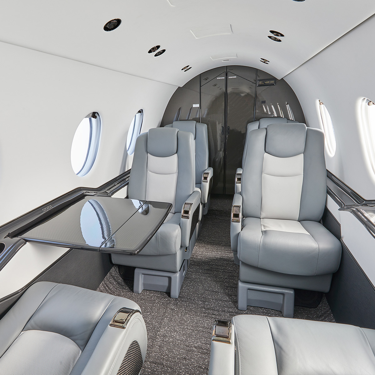 FlySilverAir's tweet photo. We’re excited to announce that this Hawker 400XP has joined the Silver Air Fleet!  Elegance meets versatility in this sleek light jet, offering a range of approximately 1,400 nautical miles for convenient regional travel.
#FlySilverAir #PrivateJet #Hawker400XP https://t.co/aCntin2oLe