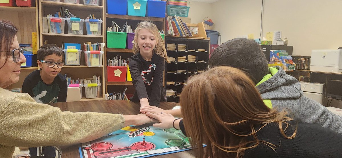 SheridanHillSh1's tweet photo. Mixing a board game with phonics practice... the perfect blend (pun intended!) #ClarenceProud #SheridanHillSharks https://t.co/T2lSiWnXdY