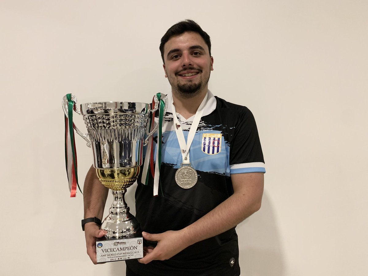 NicoDeLeonOrue's tweet photo. Logré lo que siempre soñé, estar en un Mundial de primera categoría. Lo que nunca imaginé fue ver a Uruguay en una final del Mundo y que mi labor periodística estuviera en todos los medios nacionales. Me vuelvo feliz de todo lo vivido. Sin dudas que México 2023 quedará siempre en mi memoria. Gracias a todos los que me apoyaron día a día 🙌🏻🇲🇽🇺🇾🎙️