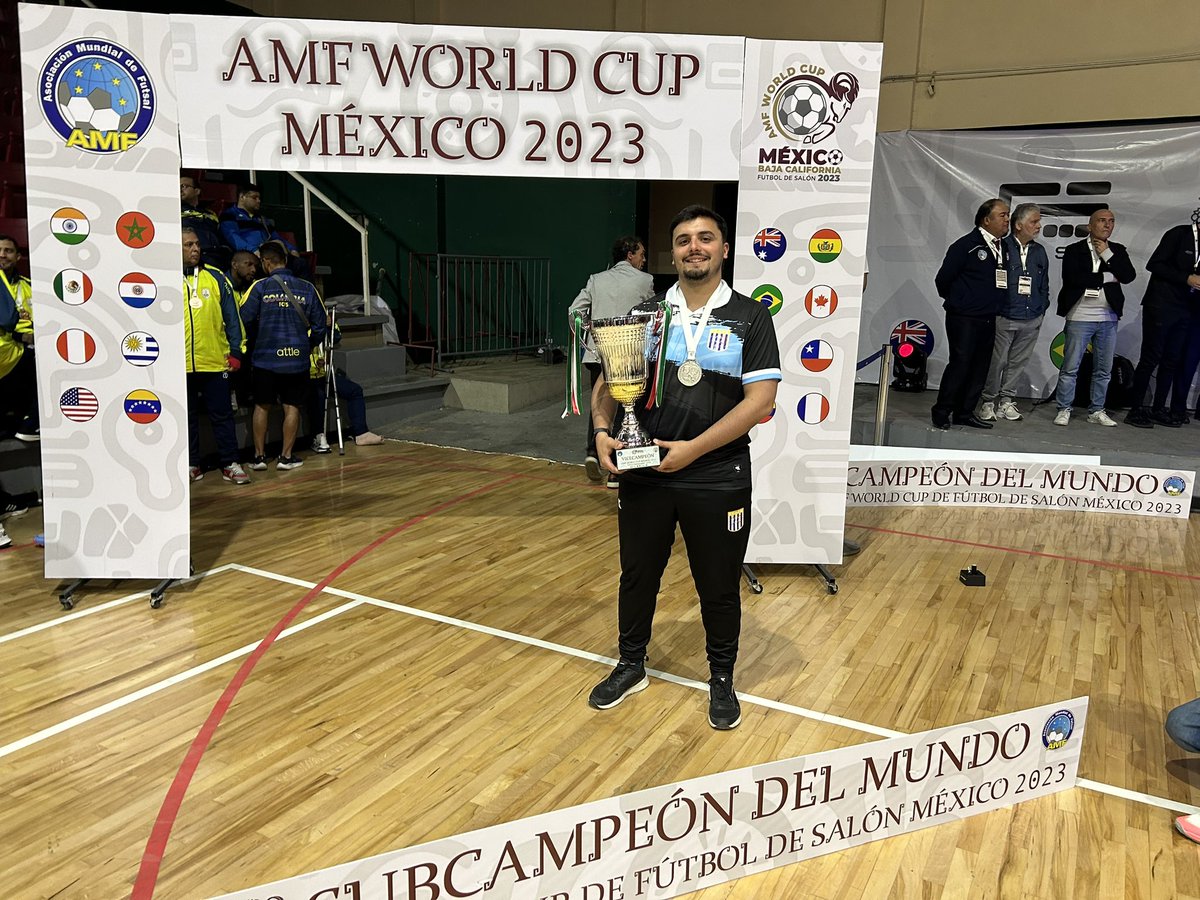 NicoDeLeonOrue's tweet photo. Logré lo que siempre soñé, estar en un Mundial de primera categoría. Lo que nunca imaginé fue ver a Uruguay en una final del Mundo y que mi labor periodística estuviera en todos los medios nacionales. Me vuelvo feliz de todo lo vivido. Sin dudas que México 2023 quedará siempre en mi memoria. Gracias a todos los que me apoyaron día a día 🙌🏻🇲🇽🇺🇾🎙️