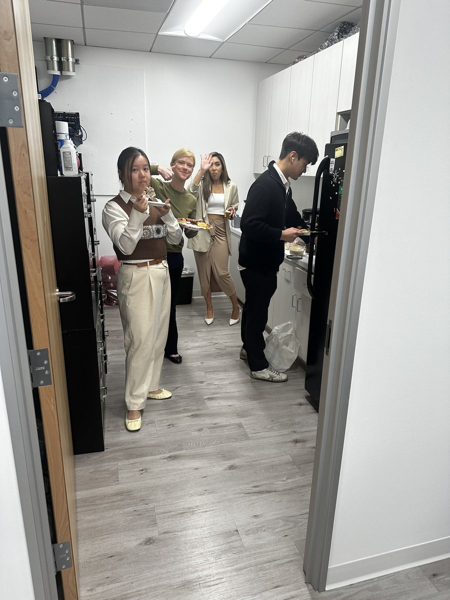 JoeKillinger's tweet image. When @mark_fuchs brings chicken and waffles we feast. 🍗🧇#chickenandwaffles