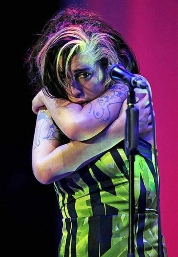 RelatocuriosoK's tweet photo. Fotografía de Amy Winehouse en su último concierto en Belgrado, Serbia, 2011

Un mes antes de fallecer, Amy Winehouse actuó en Belgrado, Serbia. Su estado emocional al subir al escenario es difícil de describir, como se puede apreciar en los videos y fotos recopilados. En algunos momentos se abrazaba, en otros temblaba, y había ocasiones en las que sus ojos se perdían entre las luces del escenario, llegando incluso a llorar y teniendo dificultades para mantenerse de pie.

La audiencia reaccionó abucheándola y silbando, casi expulsándola del escenario, ya que no esperaban ver a una mujer en un estado tan indefinido balbuceando en el micrófono.