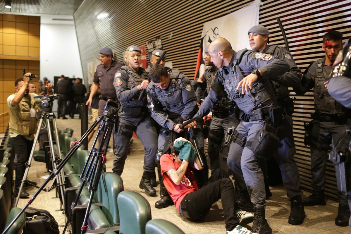 UP80BR's tweet photo. Esse é o militante do Movimento Luta de Classes (MLC) que está sendo acusado de "agredir os policiais"... https://t.co/G5B0cvWXKG
