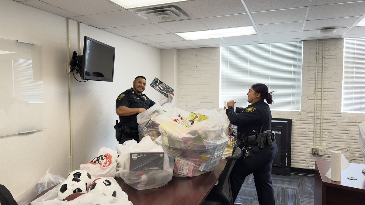 dallasisdpolice's tweet photo. Getting ready for officer Claus. Thank you to all the volunteers who are helping this great cause. #SantaClaus #santacop #pd https://t.co/erQF84vQsd