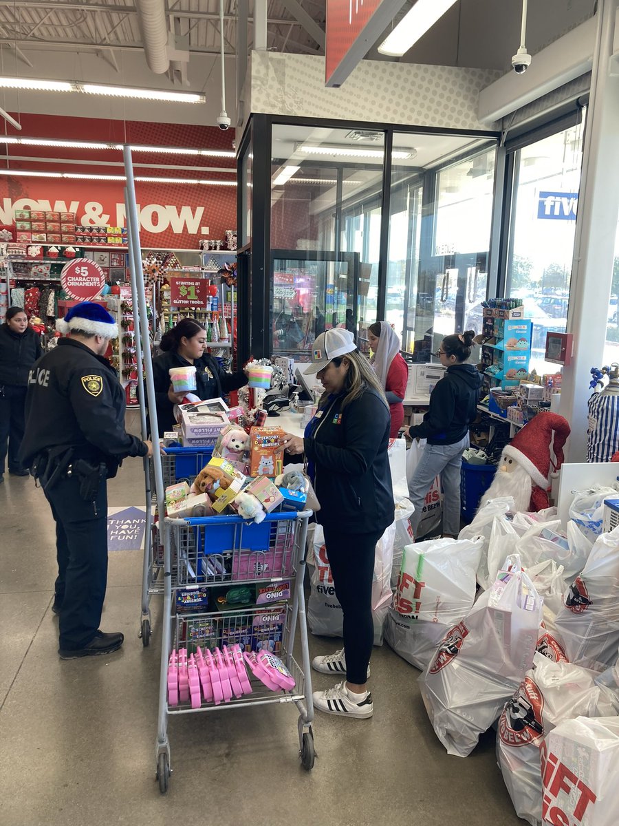 dallasisdpolice's tweet photo. Getting ready for officer Claus. Thank you to all the volunteers who are helping this great cause. #SantaClaus #santacop #pd https://t.co/erQF84vQsd