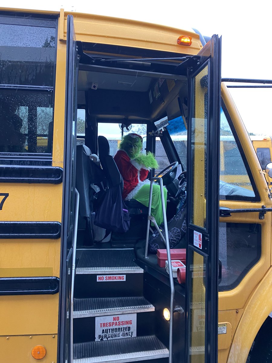 We have the best bus drivers at Kempsville Elementary! 🤪🙋🏼‍♀️ @HRichardson_VB @KESIndians #AssistantPrincipalturnedGrinch 🎄