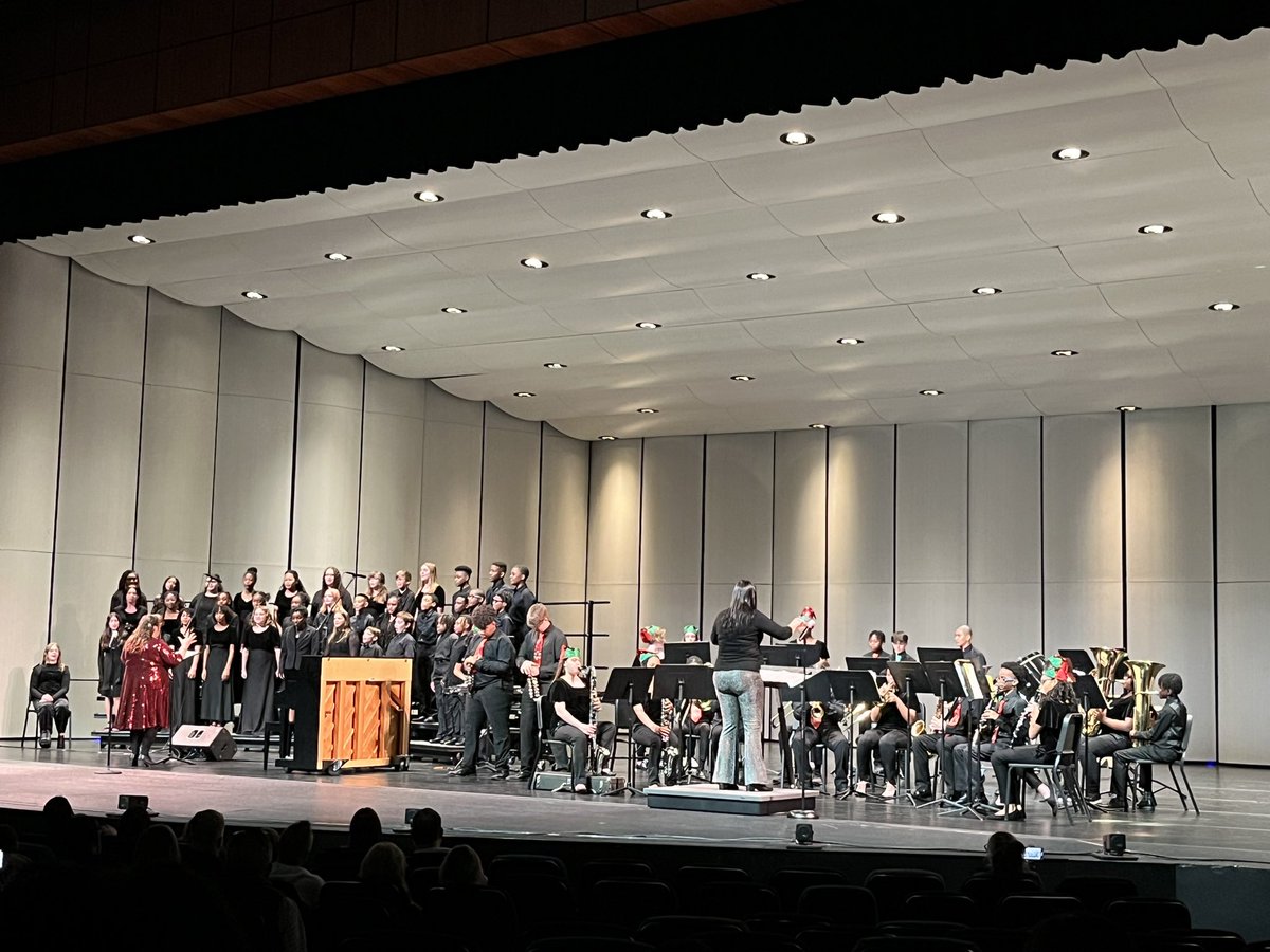 tamikascpps's tweet photo. R.K. Smith Middle School is truly bringing the holiday spirit by having their band and choir perform together. What a wonderful collaboration and they sound amazing!!! https://t.co/BxwYmPxoPx
