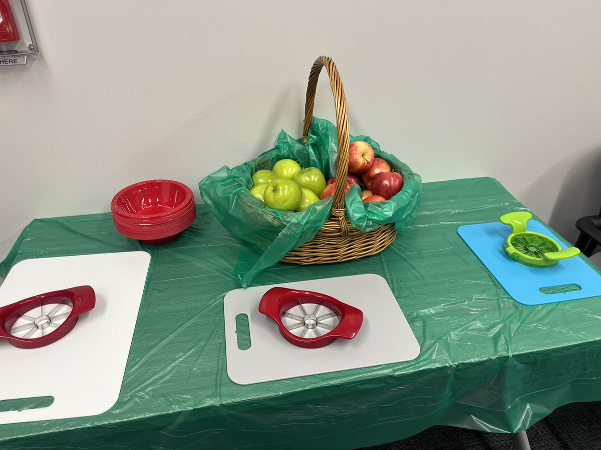 AEaglan08's tweet photo. Caramel Apple Bar + classroom visits with Dr. @Adr_Holland and Mr. Greene = the perfect start to “Dashing through December” 🎄☃️ @CookRangers https://t.co/cxaEXd6SPv