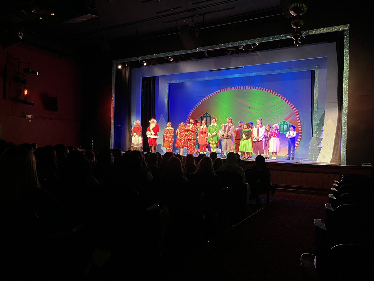 ComiskeySara's tweet photo. Getting into the holiday spirit! A magical day seeing Elf the Musical #isliprising https://t.co/60WV0wSA3X
