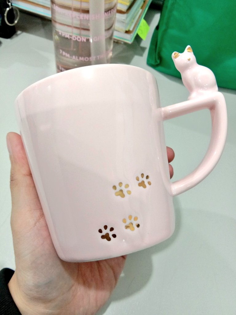 aerisuu_art's tweet photo. my friend gave me a cat muggg!!! 💕
so cuteee ~\(≧▽≦)/~
#pink #pinkmug #cat https://t.co/ms4ddHaO1s