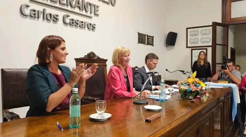 laquartaweb1's tweet photo. #CarlosCasares Ana Laffont regresa a la presidencia del Concejo Deliberante de Carlos Casares https://t.co/MhkZkCfstN https://t.co/etzjlCaMoH