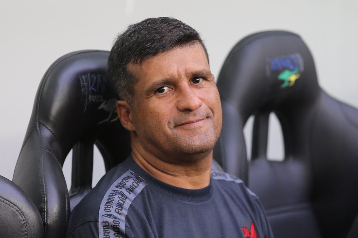 aldeia_noticias's tweet photo. Torcida do Athletico comemora último dia de estágio de Wesley Carvalho https://t.co/DP4BirZctq