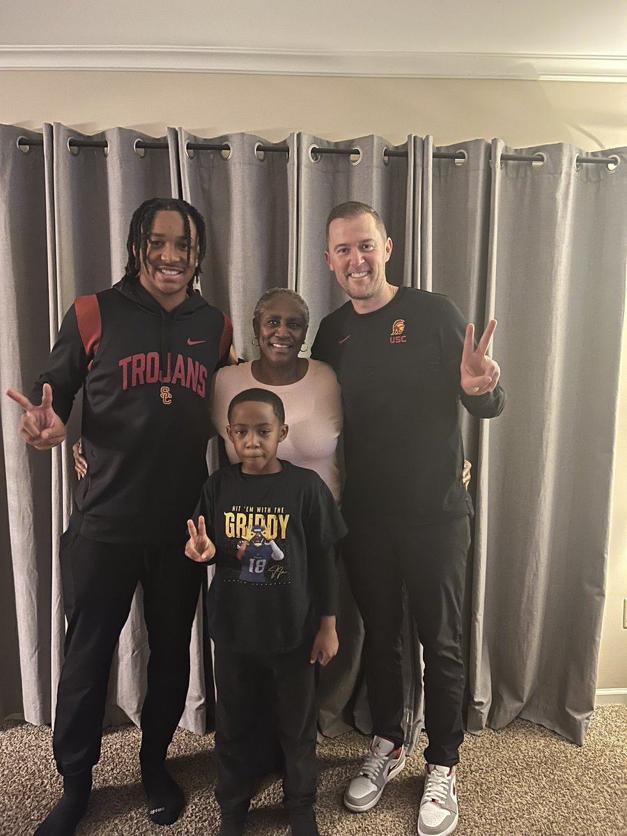 Just finished a great in home visit with @LincolnRiley. Excited for the future! @uscfb