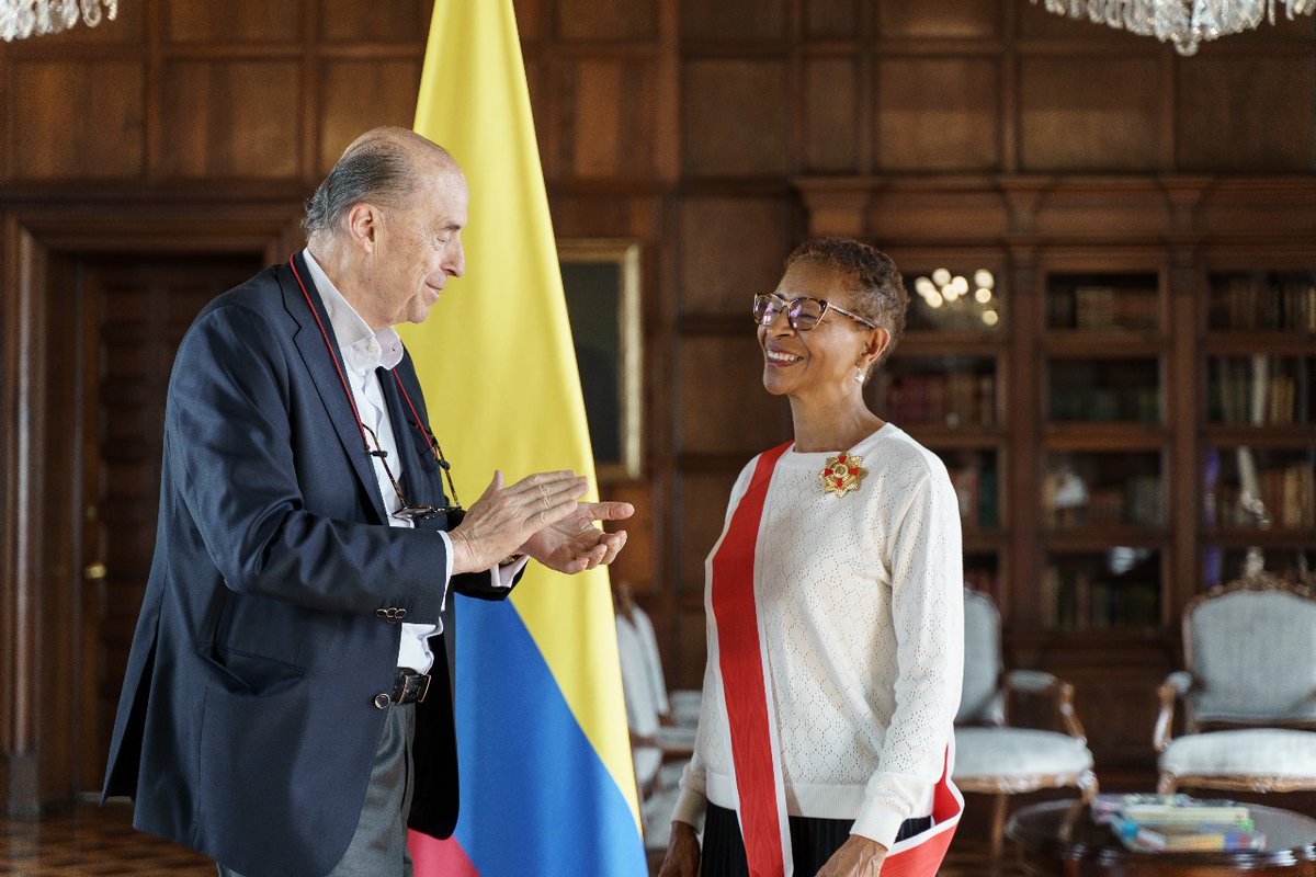 🟣 En el marco de la Política Exterior Feminista, la Cancillería condecoró, con la Orden Nacional al Mérito en el Grado de Gran Cruz, a la investigadora, académica y activista feminista, Mara Viveros. 

✊️ ¡En el #GobiernoDelCambio reconocemos la lucha feminista!