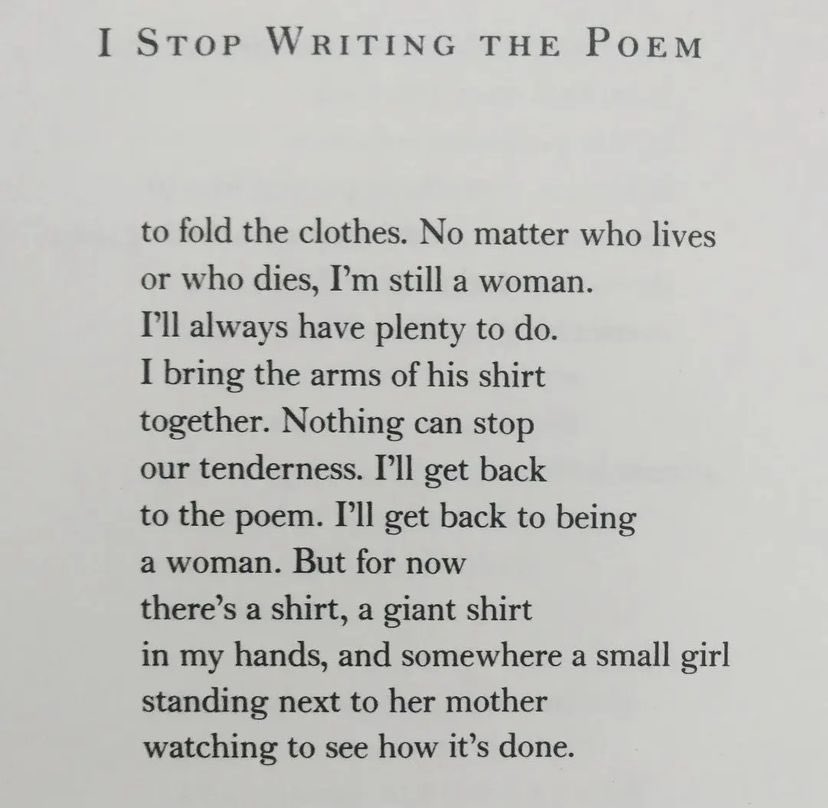 Tania_Tagle's tweet photo. Pienso demasiado en este poema de Tess Gallagher. Como leí ayer por aquí, siempre hay una guerra y siempre hay ropa que lavar y doblar. A mí me observan una niña y dos niños. https://t.co/P4XbtZsJxP