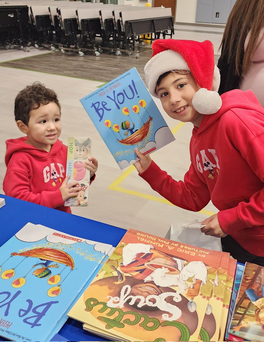 🎵🎶 Deck the halls with great books of happiness...fa la la la la la la la laaaa... 🎄

Great to see so many happy students @SocorroISD @CTrails_ES  Gift of Reading Family  Night. 👨‍👩‍👧‍👦👨‍👩‍👧

#ReadingOpenstheWorld #TeamSISD #IamAFT
