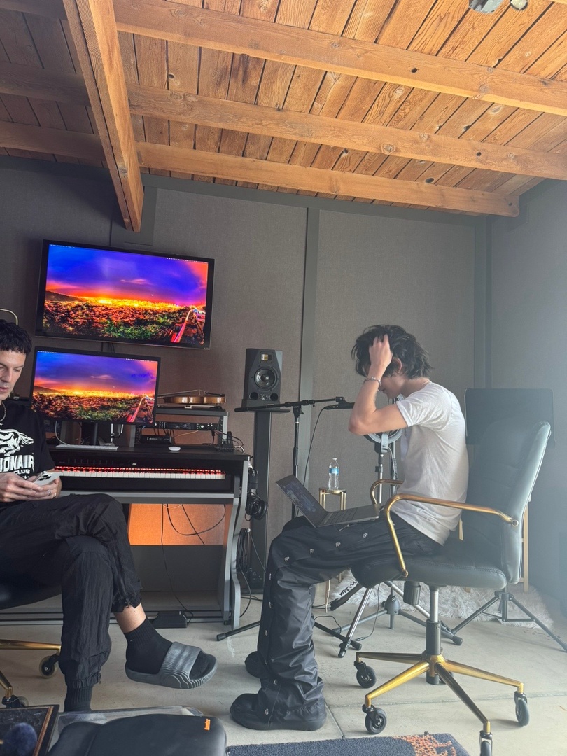 fucksl8er's tweet photo. jus chillin

pre-save ric flair: https://t.co/TtsEjNzUQW https://t.co/J1uEcdeZXv