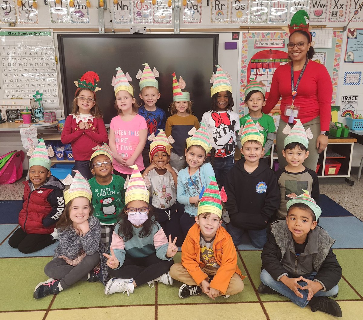 Beanyy_Babe's tweet photo. Elfing around in room 22! Countdown to winter break! @LuxfordES #ElfDay #CountdownToChristmas https://t.co/CVcYspvMUy