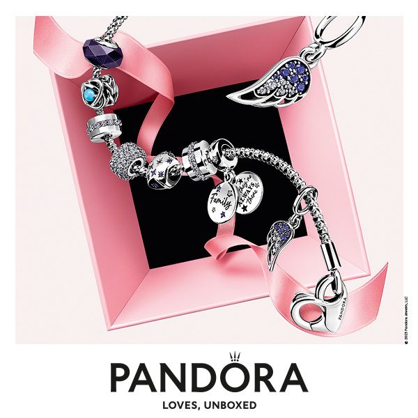Sparkle this Christmas with @theofficialpandora at <a href="/RiddlesJewelry/">Riddle's Jewelry</a> 🌟✨! Head to Eden Prairie Center and find the perfect Pandora gift. #PandoraCharms #ChristmasGifts #RiddlesJewelry #EdenPrairieCenter 🎁