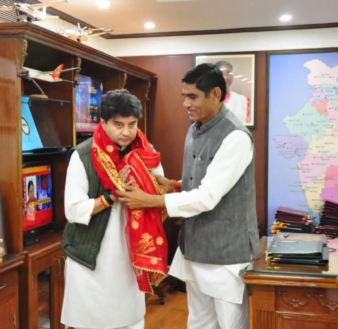 मंत्रालय में माननीय केंद्रीय मंत्री श्रीमंत <a href="/JM_Scindia/">Jyotiraditya M. Scindia</a> जी से मुलाकात कर आशीर्वाद प्राप्त किया।

#मैहर_मेरा_परिवार