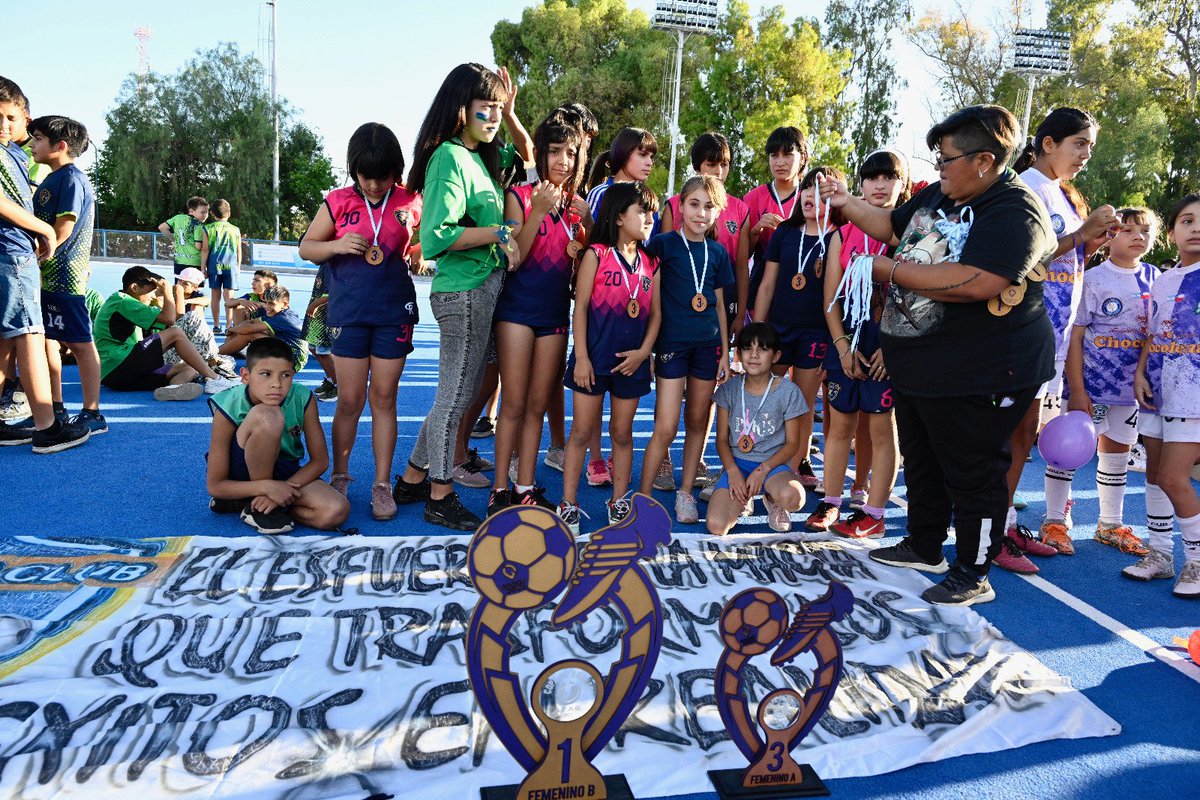 MuniGodoyCruz's tweet photo. 🏅 Se realizó la entrega de premios del torneo anual #AFAG
⚽ La Agrupación de Fútbol Amateur de Godoy Cruz reúne a más de 1500 chicos y chicas brindando contención social y promoviendo el deporte sano 💪🏻 https://t.co/QssjsvGy3P