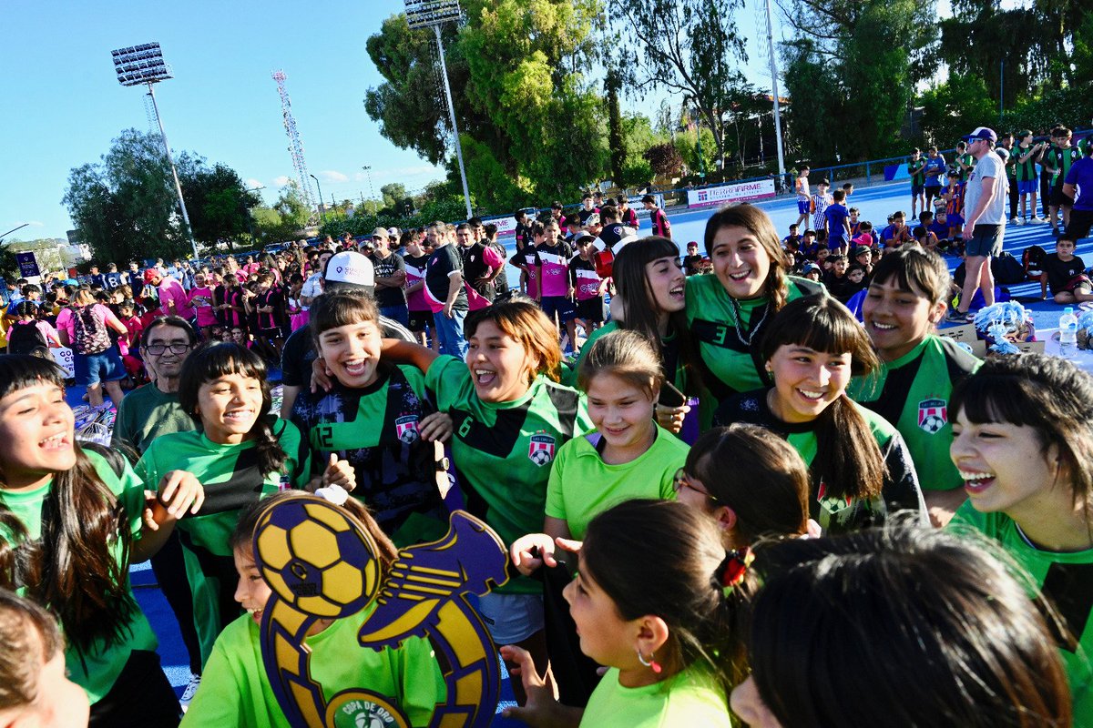 MuniGodoyCruz's tweet photo. 🏅 Se realizó la entrega de premios del torneo anual #AFAG
⚽ La Agrupación de Fútbol Amateur de Godoy Cruz reúne a más de 1500 chicos y chicas brindando contención social y promoviendo el deporte sano 💪🏻 https://t.co/QssjsvGy3P