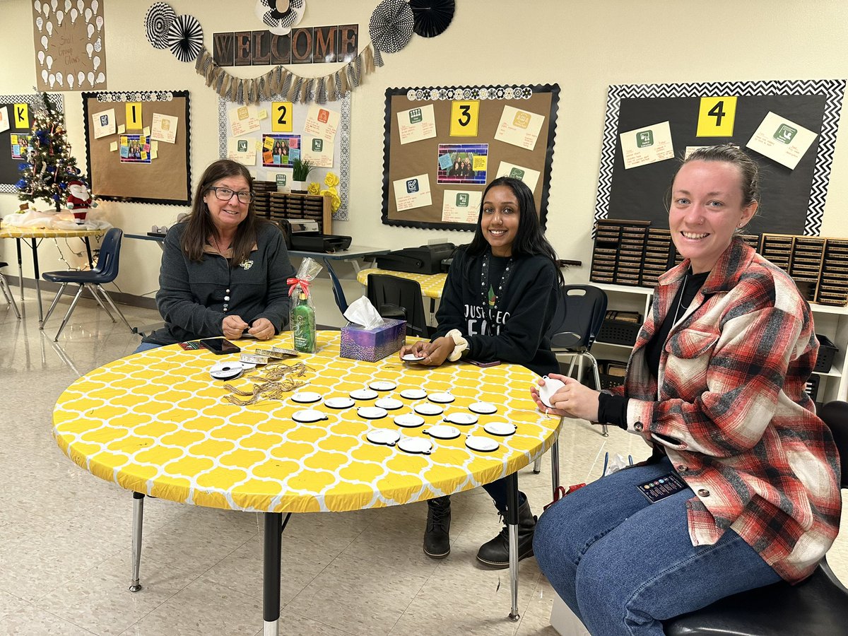 CamelotES_OCPS's tweet image. Today we got our mentors and mentees together for a holiday celebration. We made ornaments, drank hot chocolate, and exchanged stress relief gifts. It was nice to mix, mingle, and relax! @NAllen_OCPS  @ocpsmentor #ocps