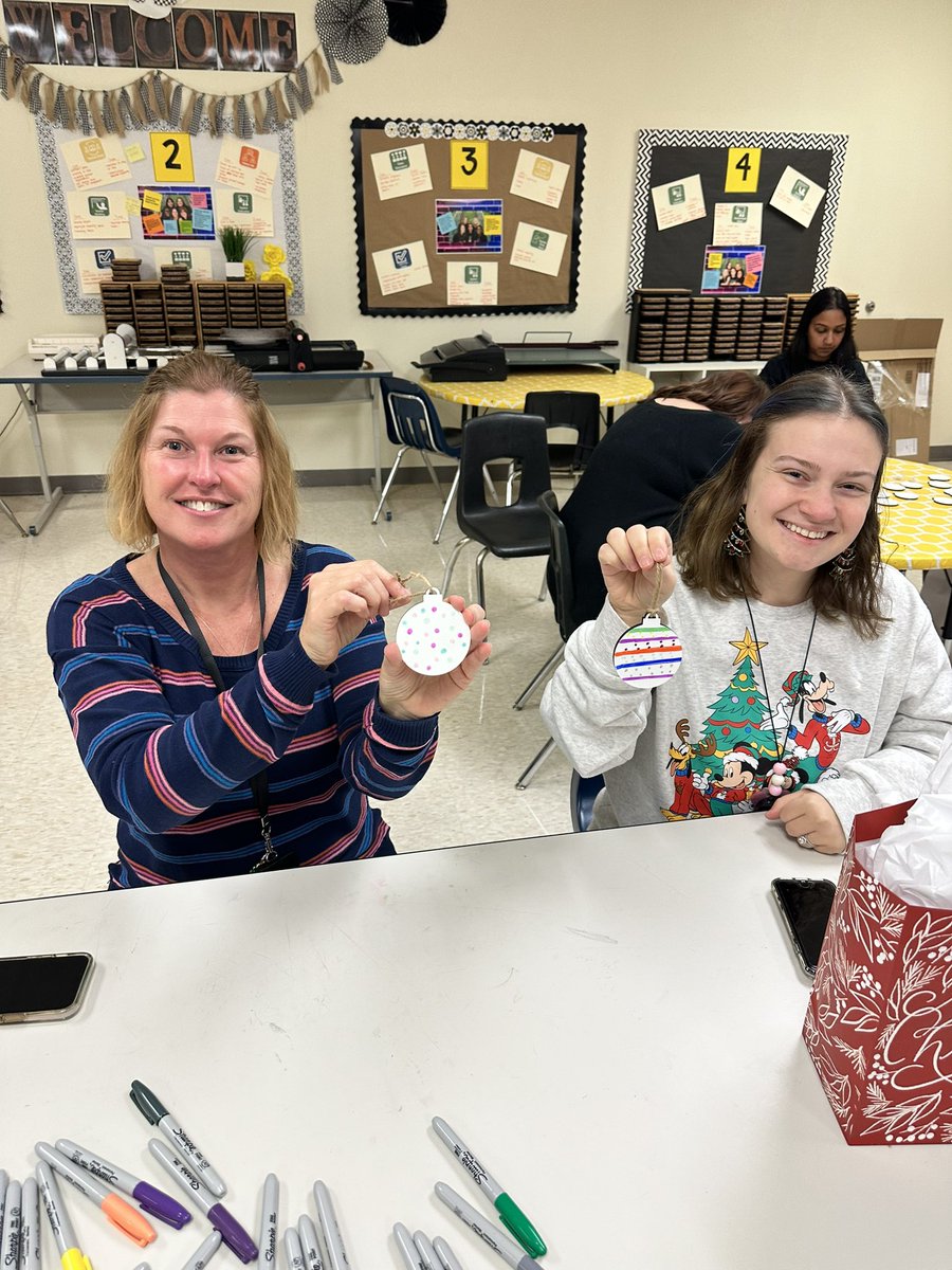 CamelotES_OCPS's tweet image. Today we got our mentors and mentees together for a holiday celebration. We made ornaments, drank hot chocolate, and exchanged stress relief gifts. It was nice to mix, mingle, and relax! @NAllen_OCPS  @ocpsmentor #ocps