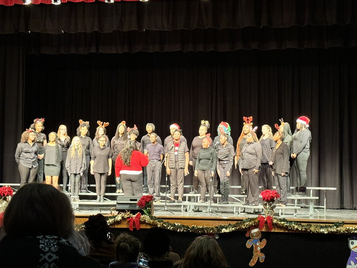 CoachDMurphy151's tweet photo. Supporting my daughter and our students tonight #DBHS #Christmas2023 #concert https://t.co/J9uAwGIrVZ