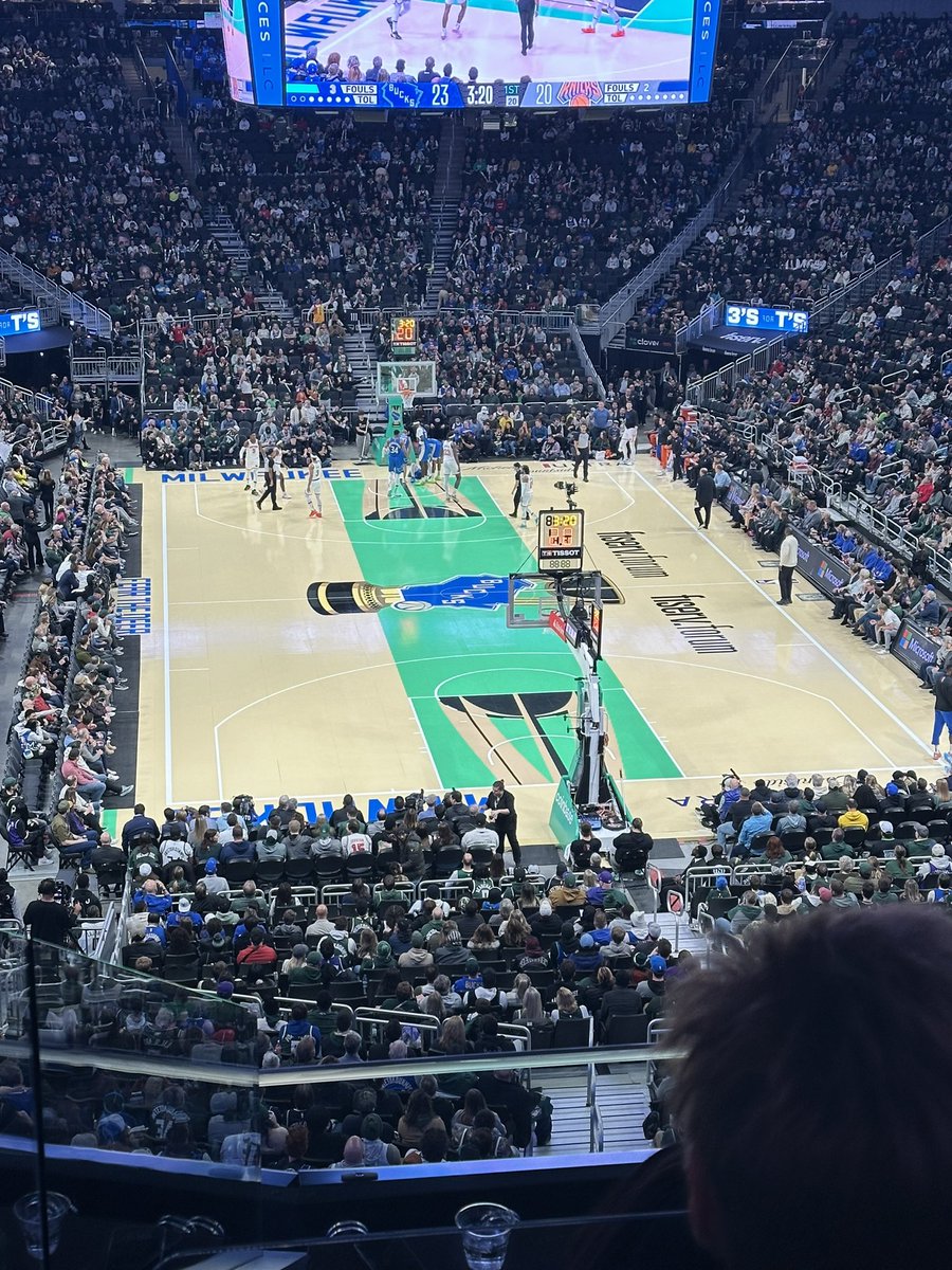 Chubbss24's tweet photo. Back to back nights at the Forum. This Saturday makes day 3 this week. Great week of basketball!! https://t.co/jPmly4wlAp