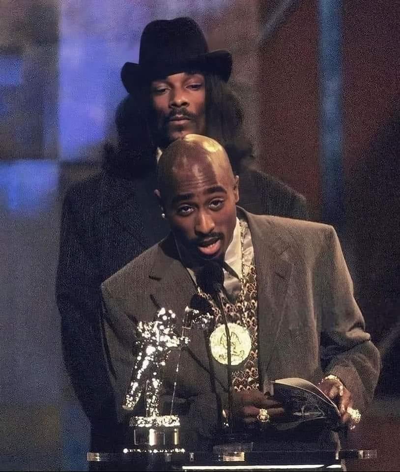 Tupac & Snoop Dogg at the 1996 MTV Video Music Awards in New York City 😎
Post by/Credit to: Iamking Malik (Facebook)

#Tupac #tupaclegacy #tupacshakurlegacy #2PAC #Snoop #SnoopDogg